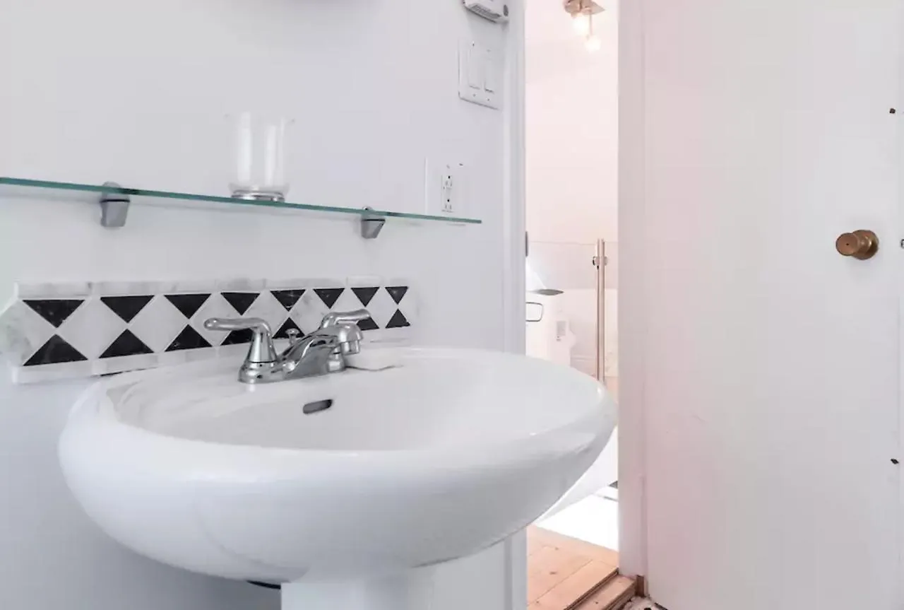 L'Hotel Particulier Griffintown Montreal Bed and breakfast